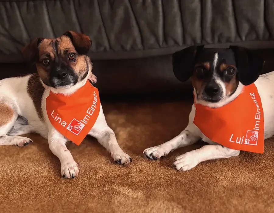 Lina und Lui mit ihren Einsatzhalstüchern